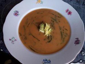 Bramborová / batátová krémová polévka s medvědím česnekem Bramborová / batátová krémová polévka s medvědím česnekem