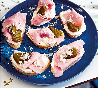 Chlebíčky s křenovou pomazánkou, šunkou a okurkou