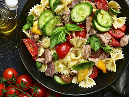 Tuňákový salát s těstovinami