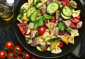 Tuňákový salát s těstovinami