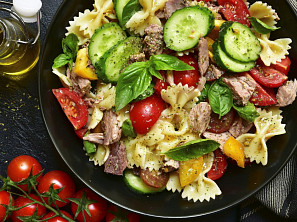 Tuňákový salát s těstovinami