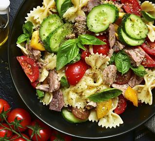 Tuňákový salát s těstovinami