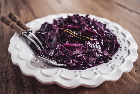 Husí stehna, červené zelí a domácí lokše