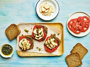 Chleby s koriandrovým pestem a kuřecím masem