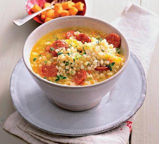 Kroupová polévka s paprikovou klobásou