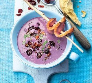 Polévka z červeného zelí s uzenými kachními prsíčky