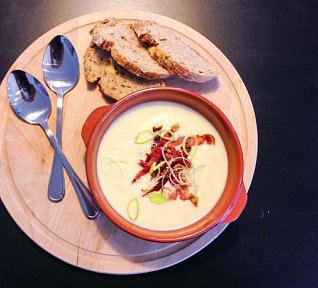 Celerová krémová polévka se schwarzwaldskou šunkou