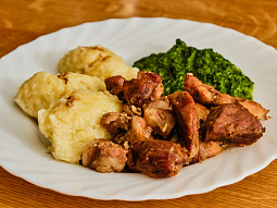 Vepřové výpečky se špenátem a bramborovým knedlíkem