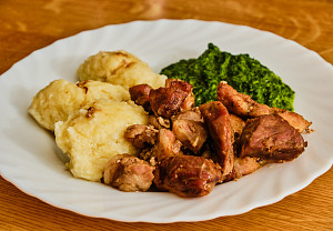 Vepřové výpečky se špenátem a bramborovým knedlíkem