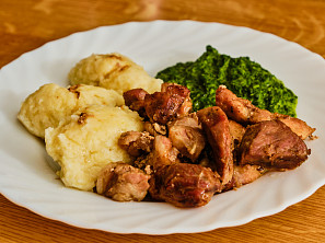 Vepřové výpečky se špenátem a bramborovým knedlíkem