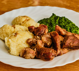 Vepřové výpečky se špenátem a bramborovým knedlíkem