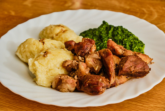 Vepřové výpečky se špenátem a bramborovým knedlíkem