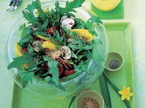 Salát z rukoly a manga s pikantní zálivkou