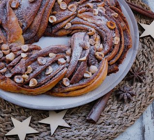 Kringel s lískovými ořechy z Remosky