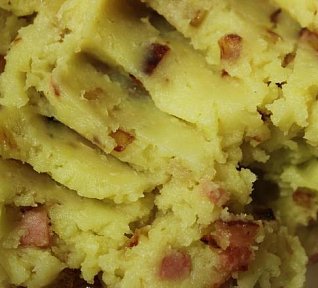 Šťouchané brambory se slaninou