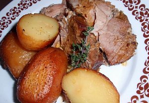 Česnekovo-tymiánová pečeně s bramborem na víně