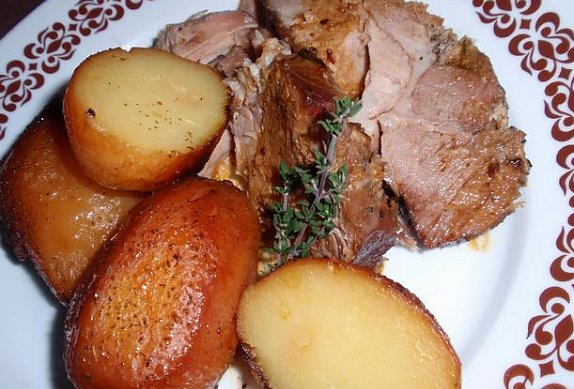 Česnekovo-tymiánová pečeně s bramborem na víně