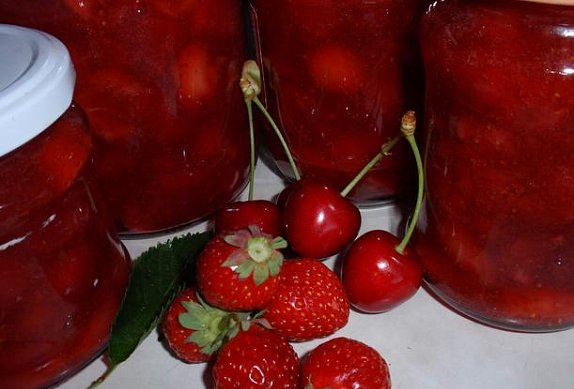 Jahodová marmeláda (džem) s třešněmi