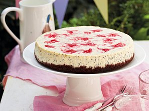 Cheesecake s jahodami, bílou čokoládou a mákem