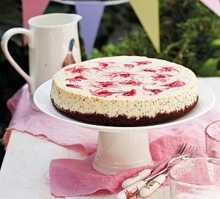 Cheesecake s jahodami, bílou čokoládou a mákem