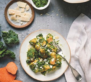 Gnocchi z batátů s pestem z kadeřávku