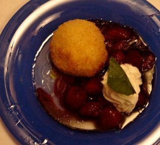 Smažená zmrzlina s malinami