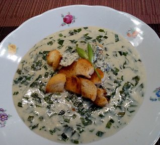 Smetanová polévka s medvědím česnekem a nivou