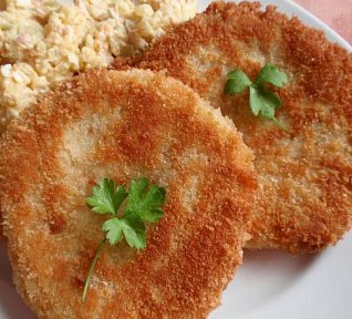 Smažená tlačenka s falešným bramborovým salátem