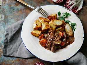 Hovězí po burgunsku Hovězí po burgunsku