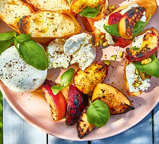 Bruschetty s grilovanými broskvemi a mozzarellou