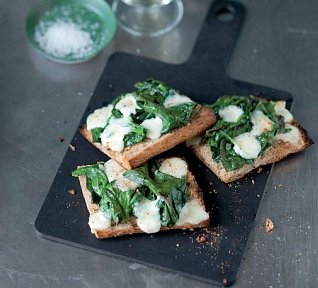 Chlebová pizza se špenátem