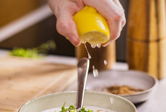 Falafel z horkovzdušné fritézy s bylinkovým dipem
