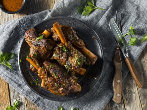 Dušená jehněčí kolínka s gremolatou