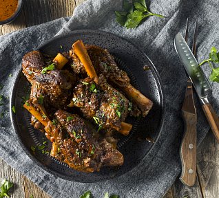 Dušená jehněčí kolínka s gremolatou