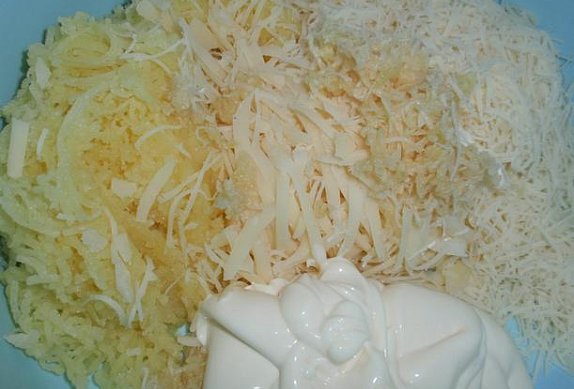 Bramborovo-česneková pomazánka se sýrem
