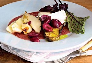 Teplý pečený lilek a hruškový salát s olivami
