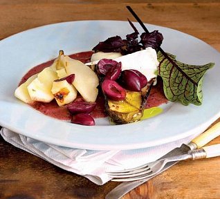 Teplý pečený lilek a hruškový salát s olivami