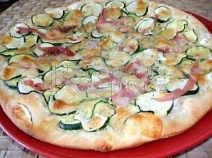 Bílá pizza s cuketou