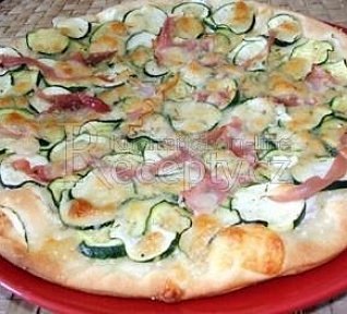 Bílá pizza s cuketou