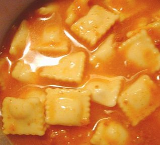 Ravioli se šunkou, olivami a sýrem