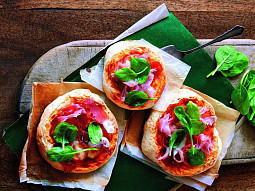 Minipizzy se šunkou a špenátem