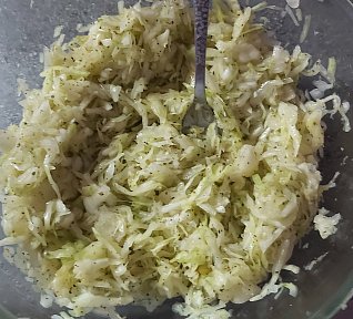 Zelný salát s majoránkou