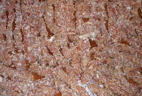 Česnekovo-ořechové masové hranolky