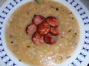 Kapustová polévka s vločkami a klobáskou