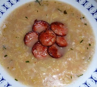 Kapustová polévka s vločkami a klobáskou