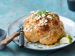 Pikantní květák pečený vcelku