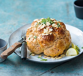 Pikantní květák pečený vcelku