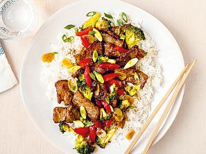 Křupavé hovězí nudličky s brokolicí