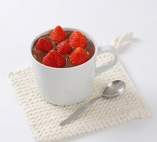 Čokoládová pěna s jahodami