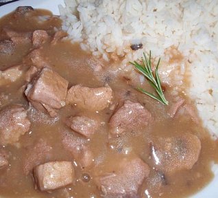 Bylinkový krůtí guláš se žampiony